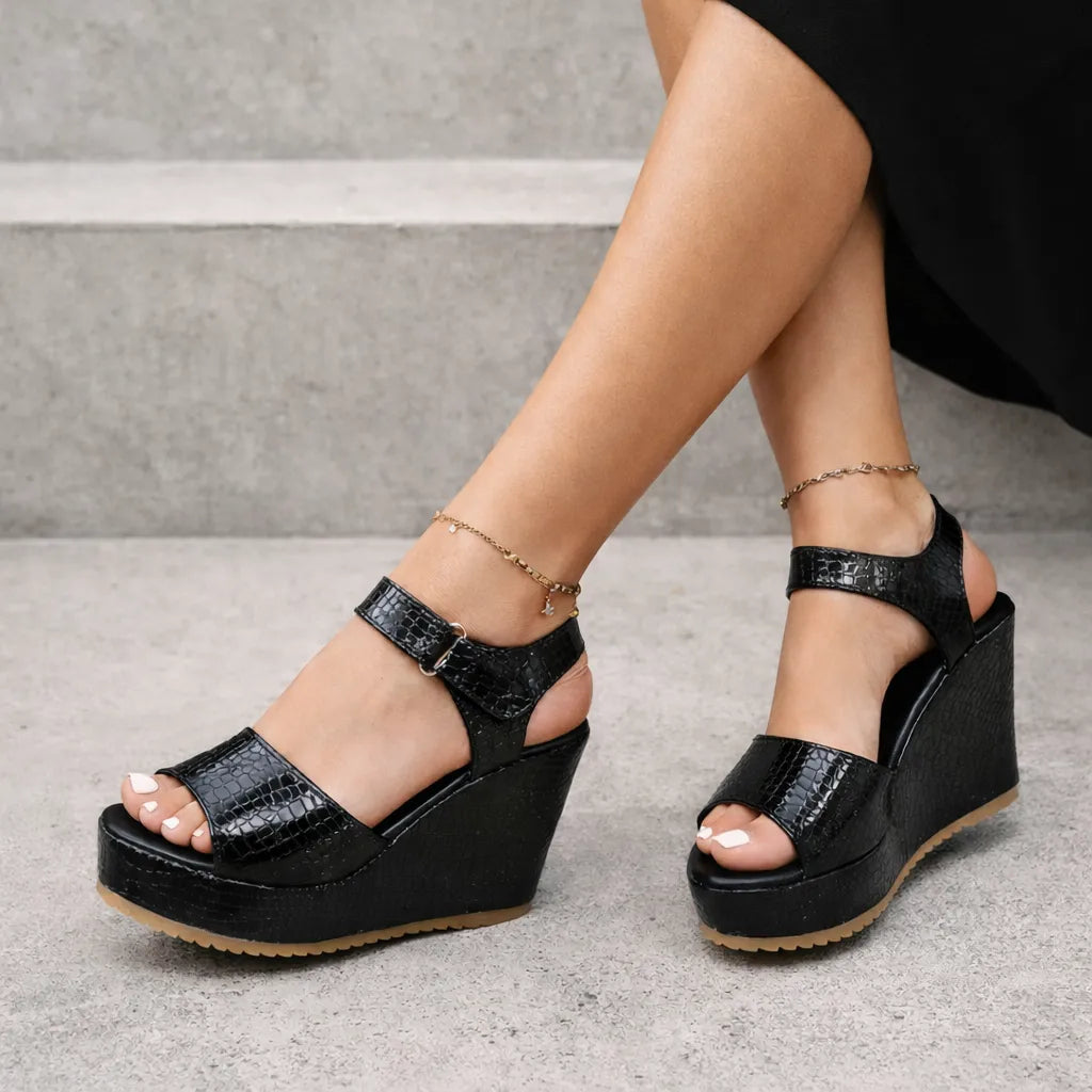 Sandales noires femme Obsidian | Compensée effet python